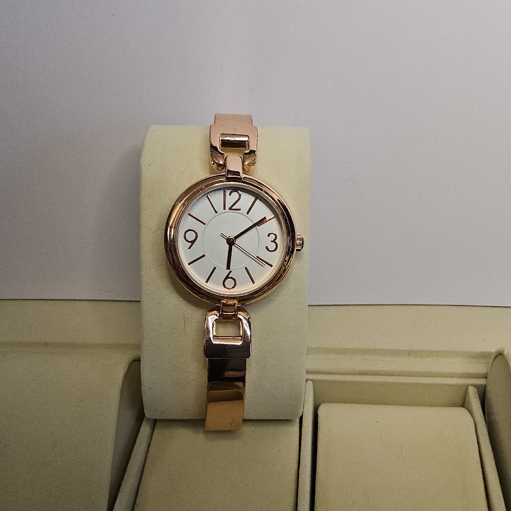 Chic Women's Watch in Rose Gold and White